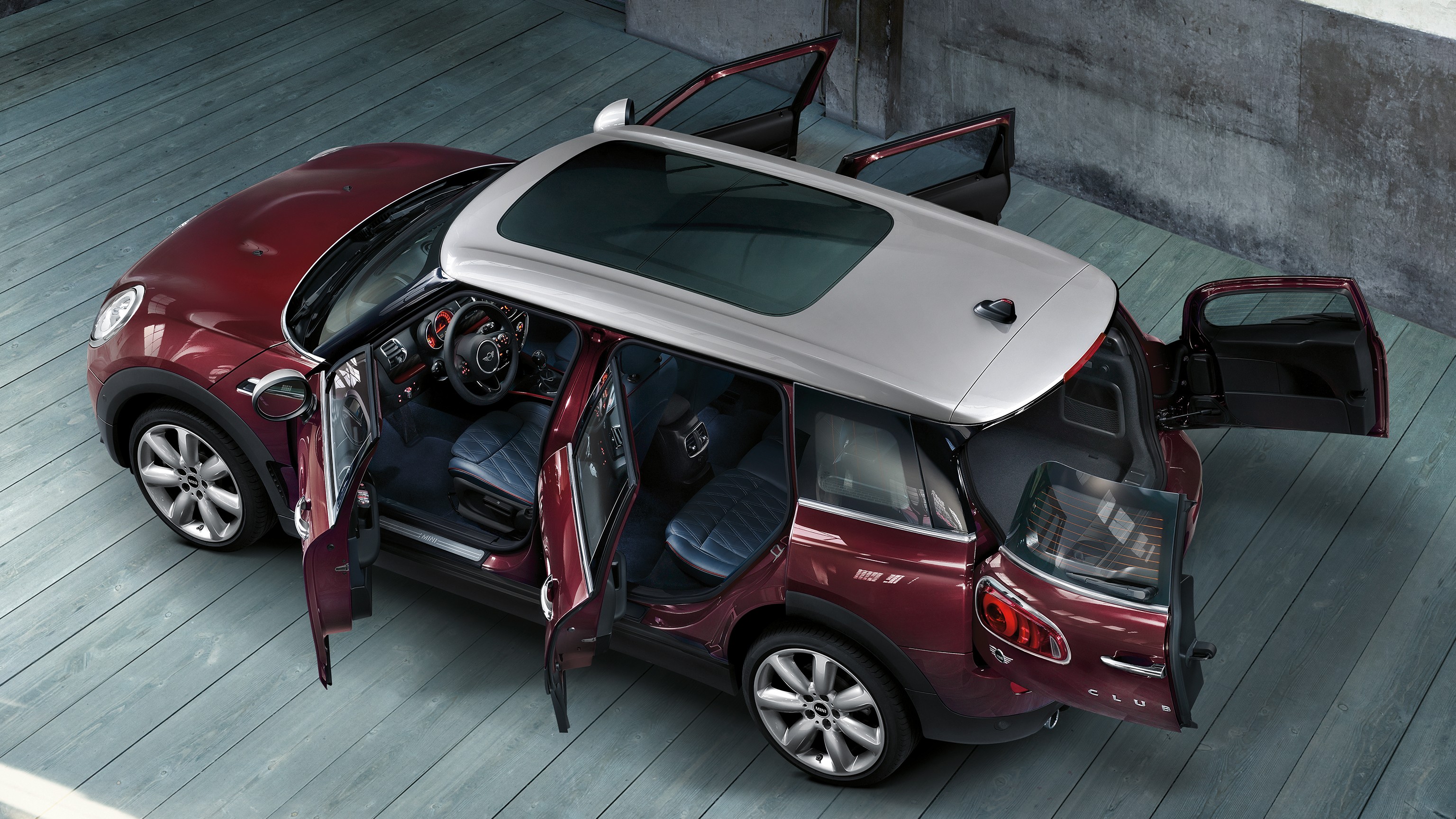 MINI CLUBMAN – כל 6 הדלתות פתוחות